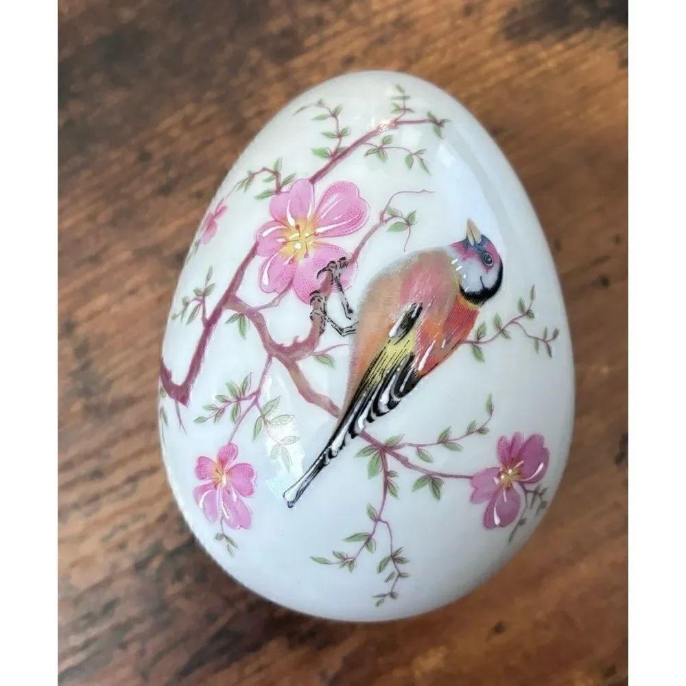 VNT Limoges France Porcelain Egg Trinket Box Hand Painted Gold Edge /collectible